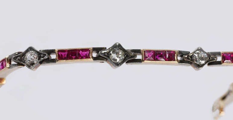 Браслет из золота (по клейму 56), общим весом 11,91 грамма, содержит вставки из бриллиантов и рубинов